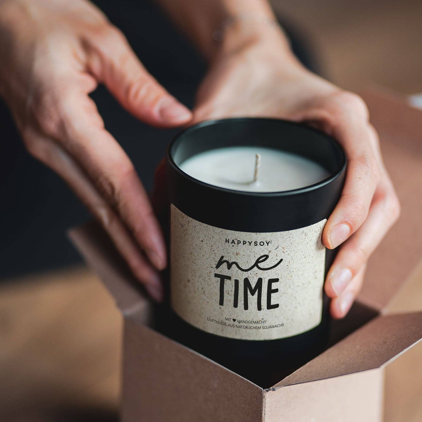 Duftkerze 'me time' schwarz