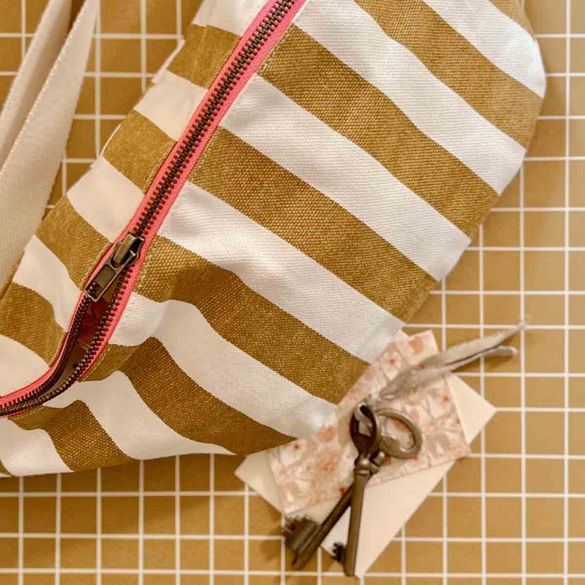 Gürteltasche mit Streifen karamell