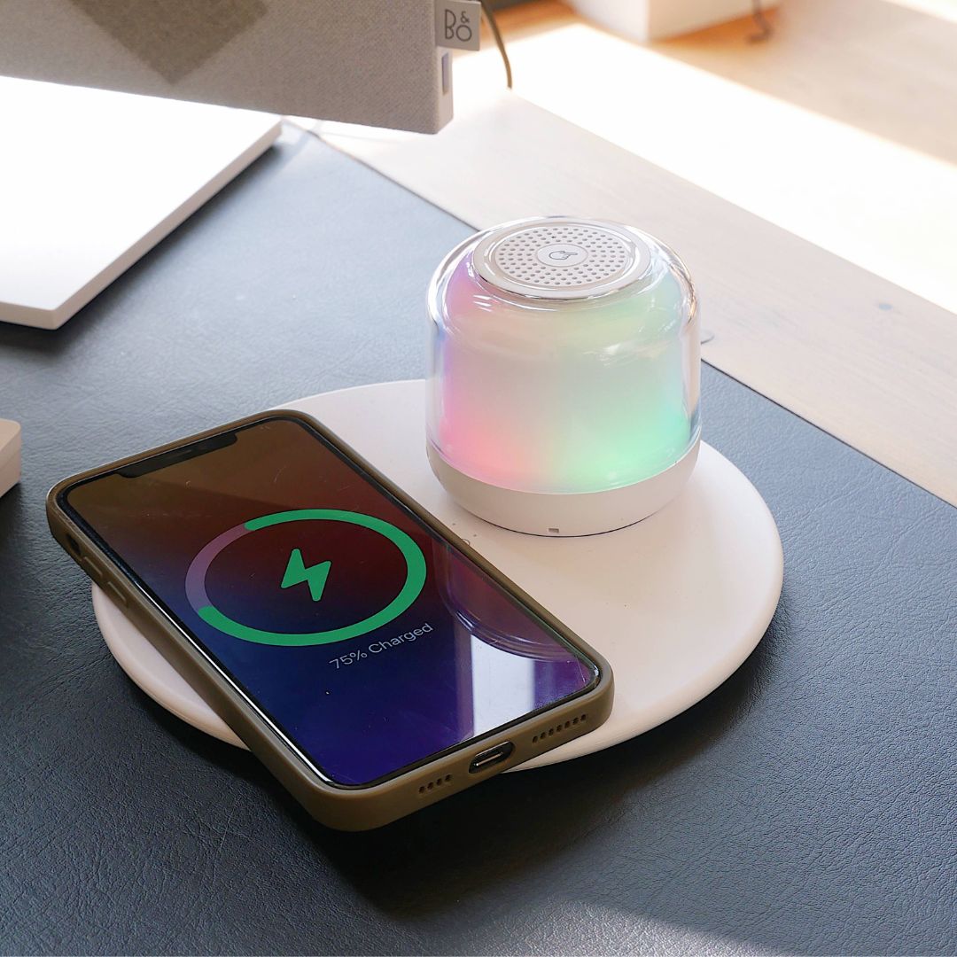 CHARGE & PLAY Kabelloses Ladegerät und Bluetooth-Lautsprecher
