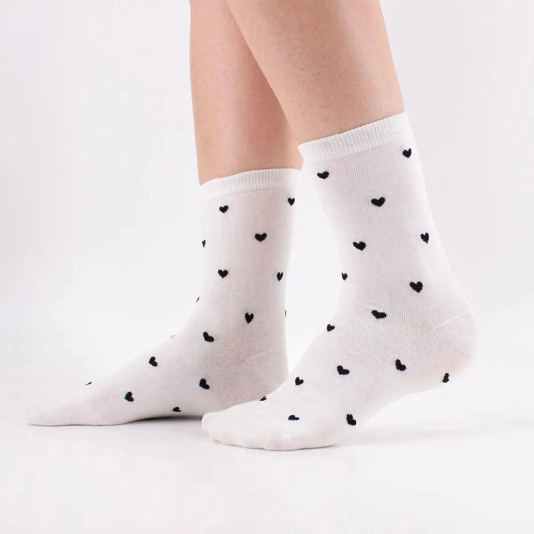 Damen Socken lang mit schwarzen Herzen weiß