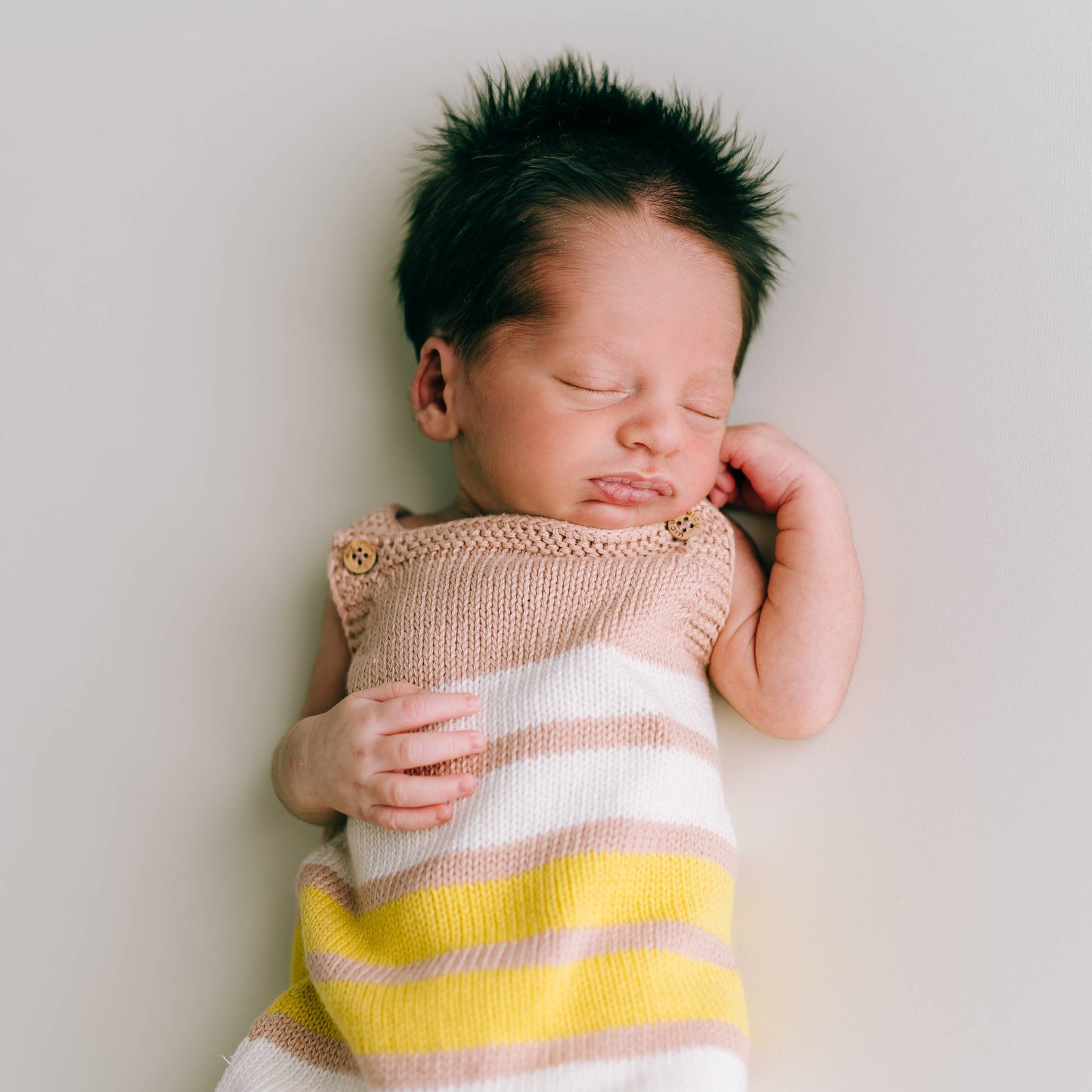 Baby Strampler mit gelb/rosa Streifen