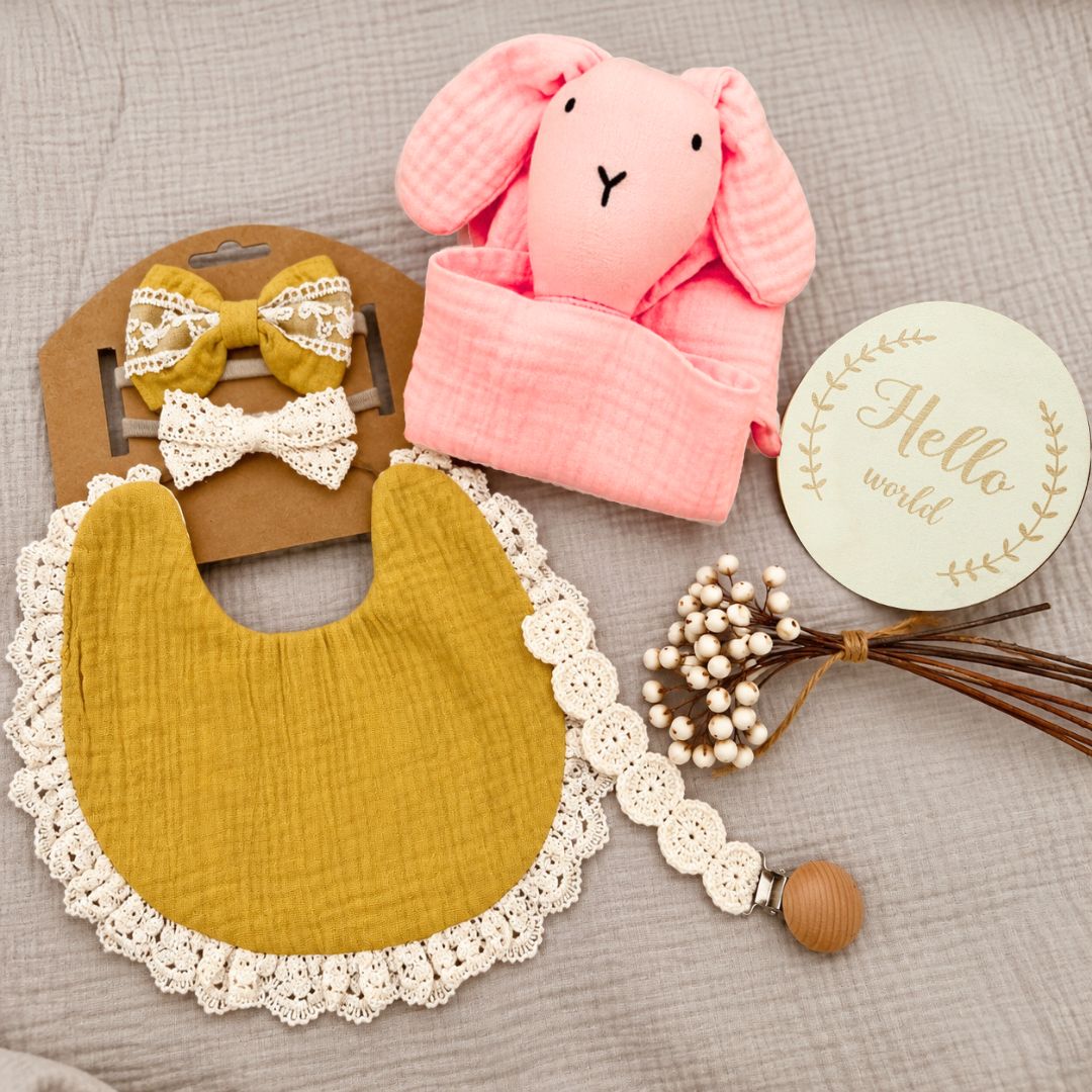 4 teiliges Baby Geschenk Set 'Mustard Lace Chic'