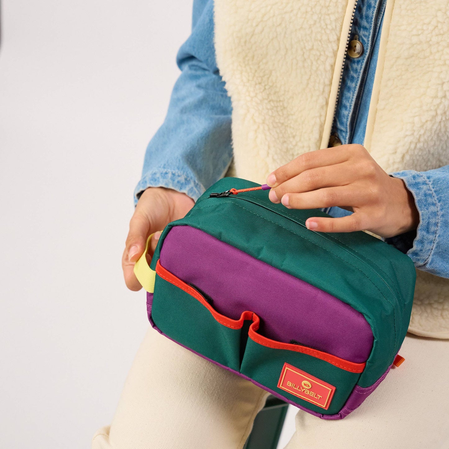 Kulturbeutel aus recyceltem Polyester grün/violett