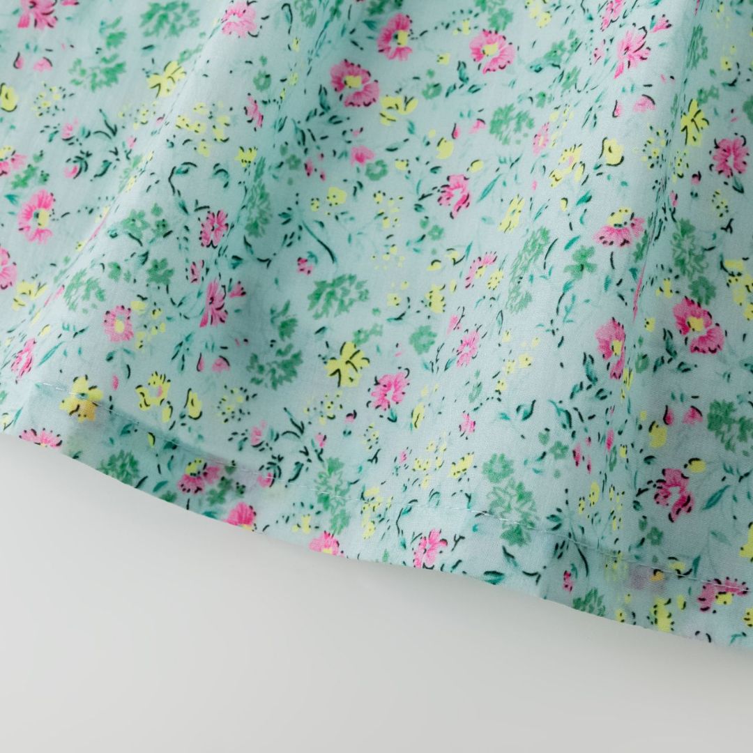 Türkisfarbenes Blumenkleid für Mädchen