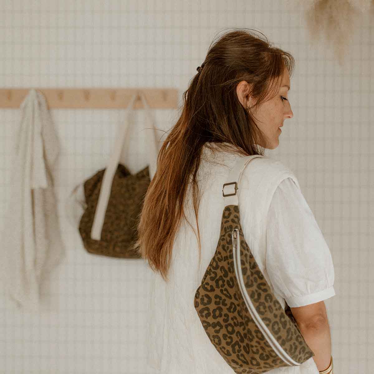 GRAU-OLIVGRÜNE GÜRTELTASCHE
