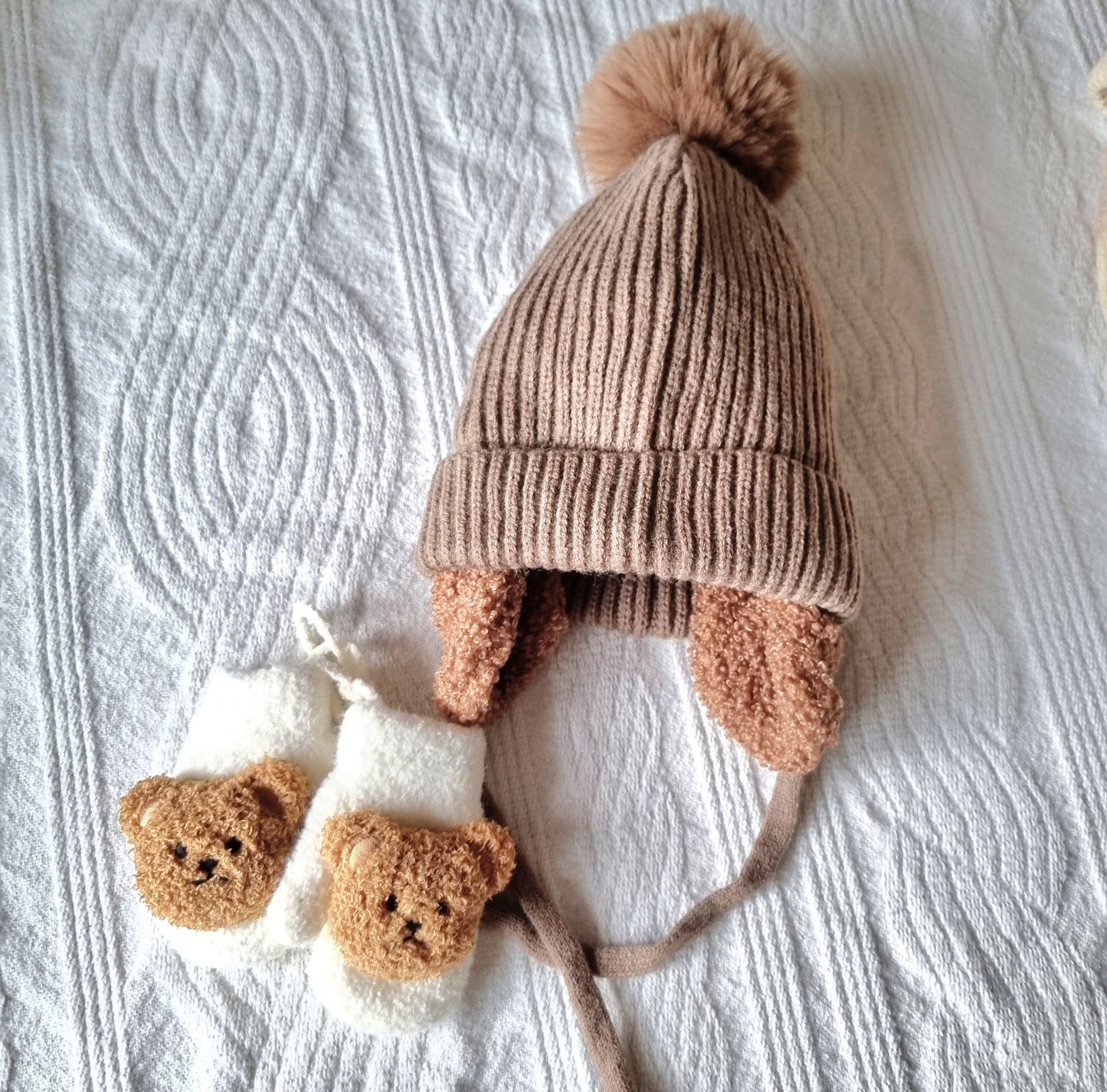 Wintermütze für Babys mit Ohrenschützern und Pompon - Braun