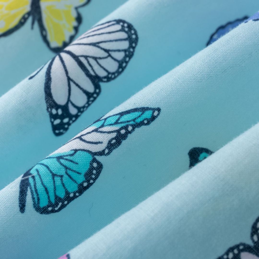 Mädchenkleid mit Schmetterlingsmuster