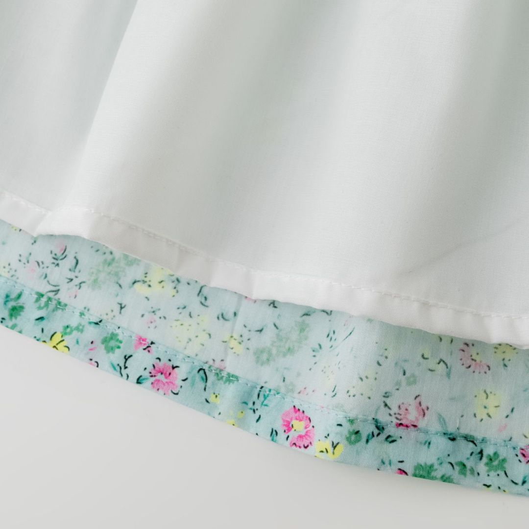 Türkisfarbenes Blumenkleid für Mädchen