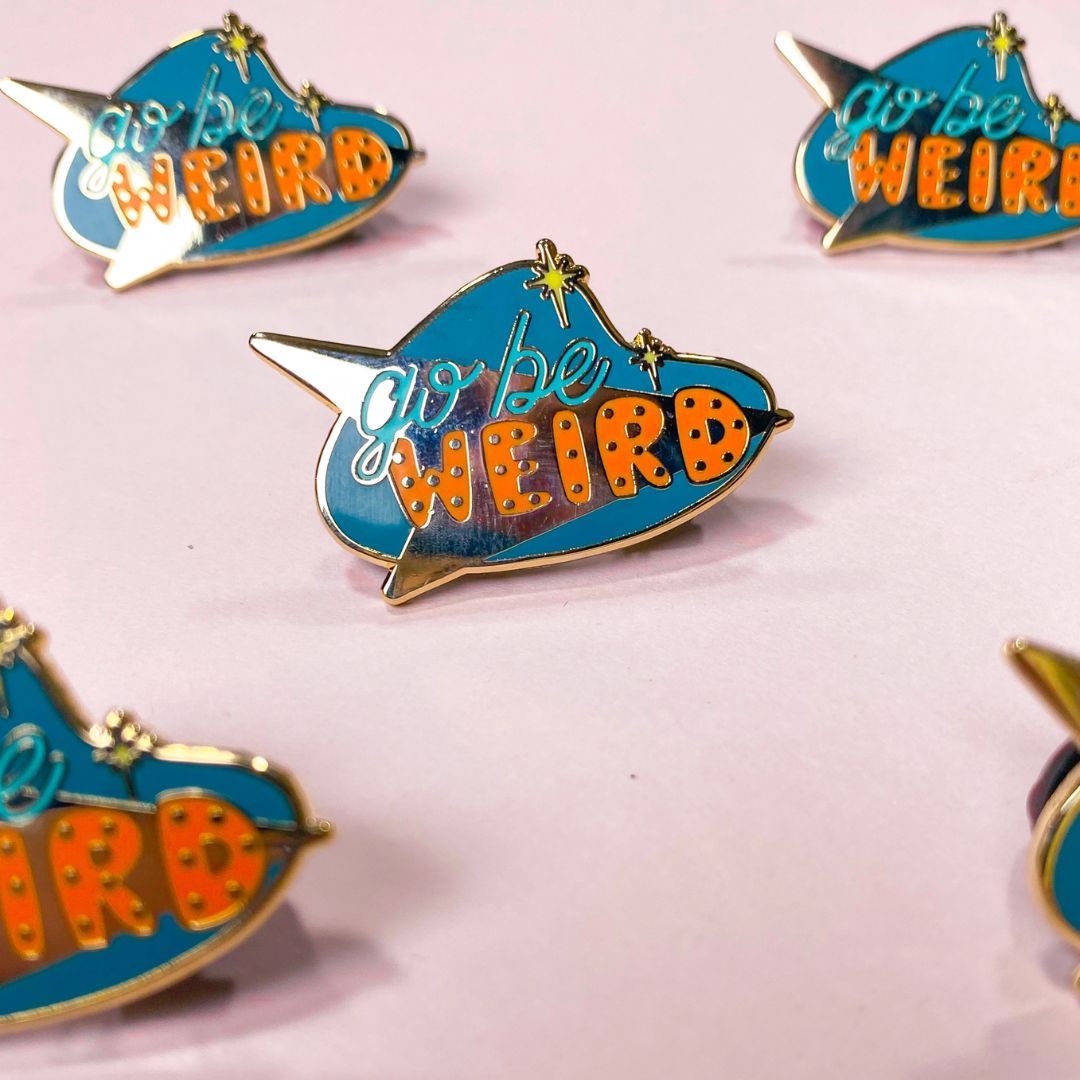Anstecker 'Go Be Weird'