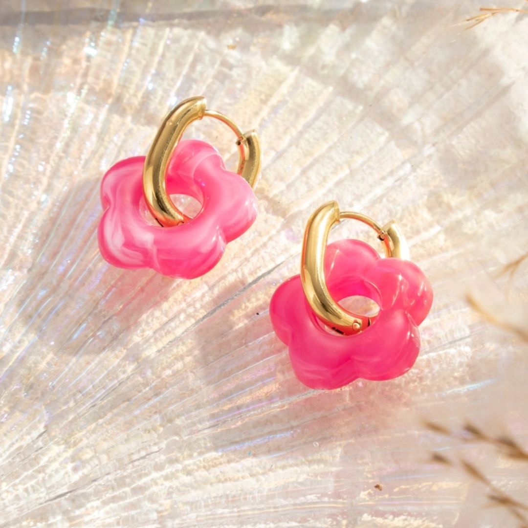 Damen Creolen gold mit bunten Harzblumen fuchsia