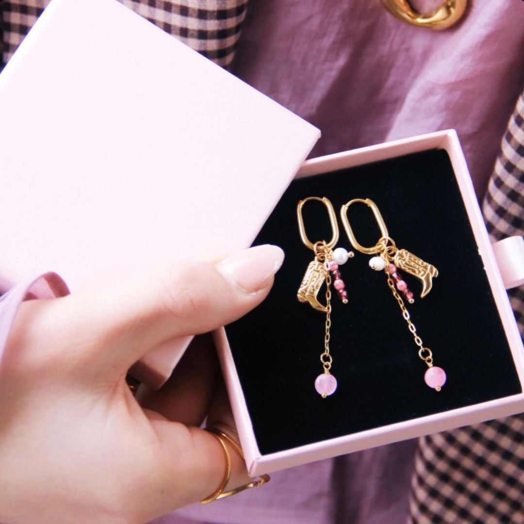 Damen Ohrringe Creolen gold mit Cowboy-Stiefeln und Perlen