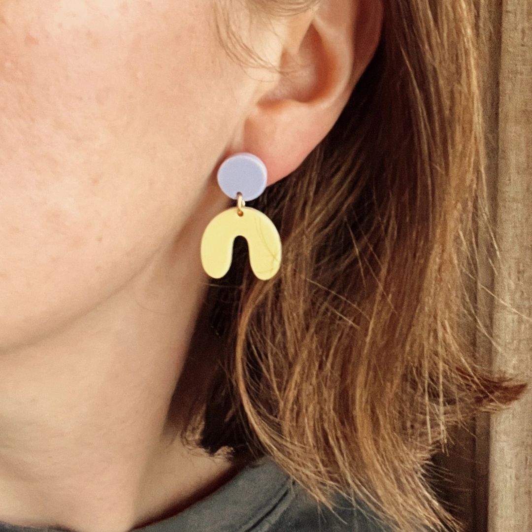 Damen Squishy Arch Bogen Ohrringe in flieder/hellgelb