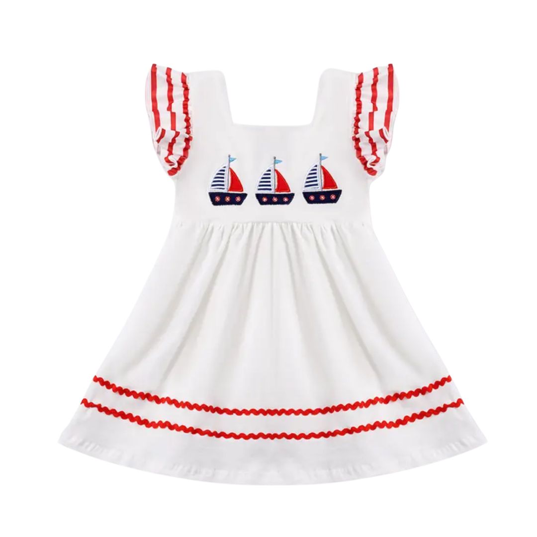 Weißes Rüschenkleid mit Segelbootapplikation