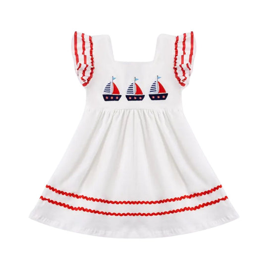 Weißes Rüschenkleid mit Segelbootapplikation