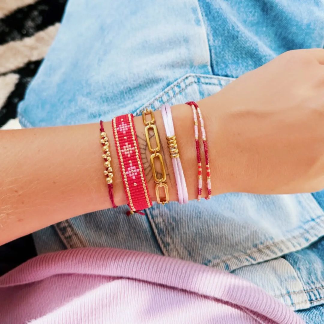 Satinarmband mit goldfarbenen Perlen bordeaux/gold