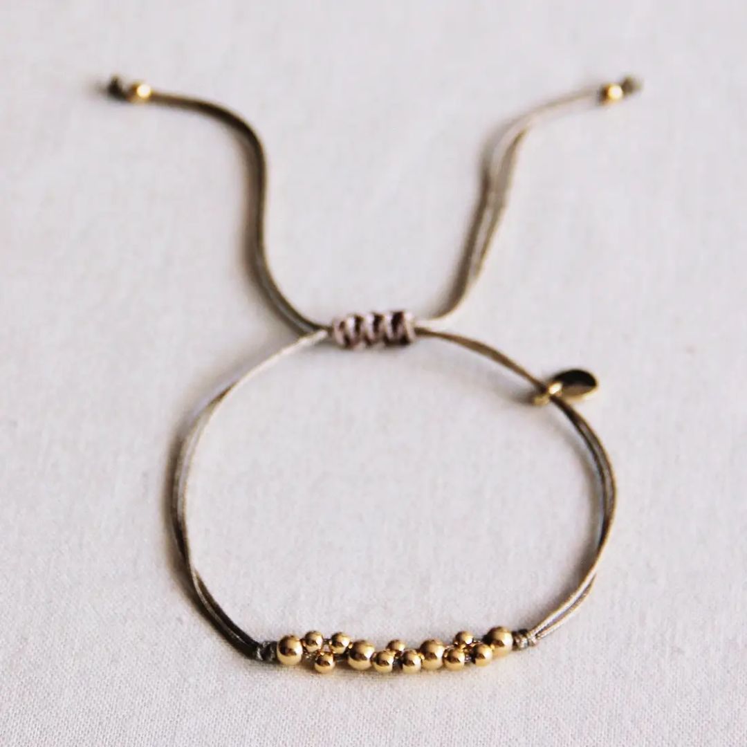 Satinarmband mit goldfarbenen Perlen taupe/gold