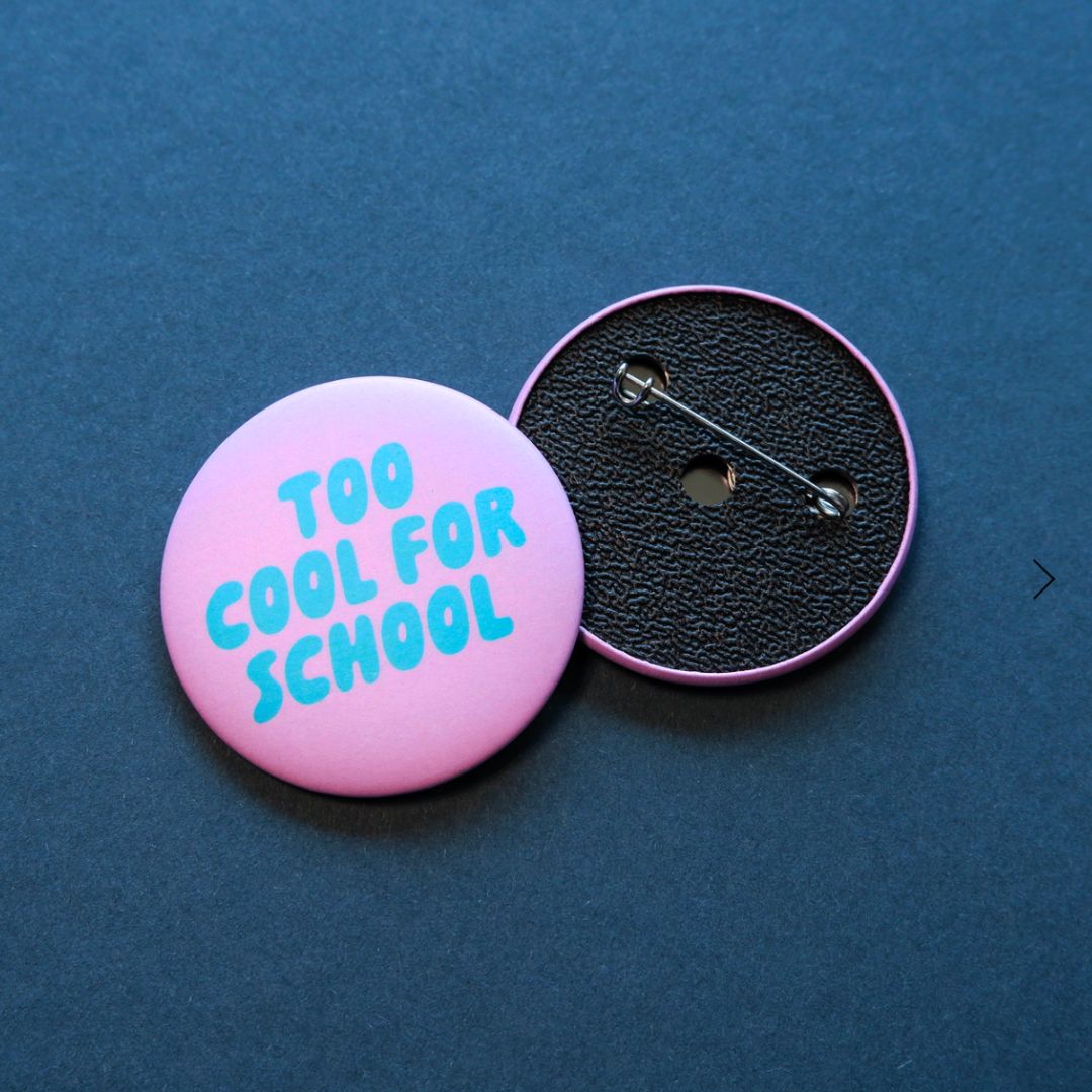 Ansteckbutton 'TOO COOL FOR SCHOOL '