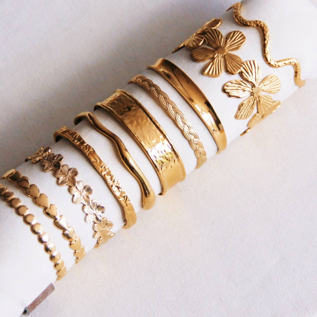 Armreif breit ausgestellter, goldfarbener Armreif