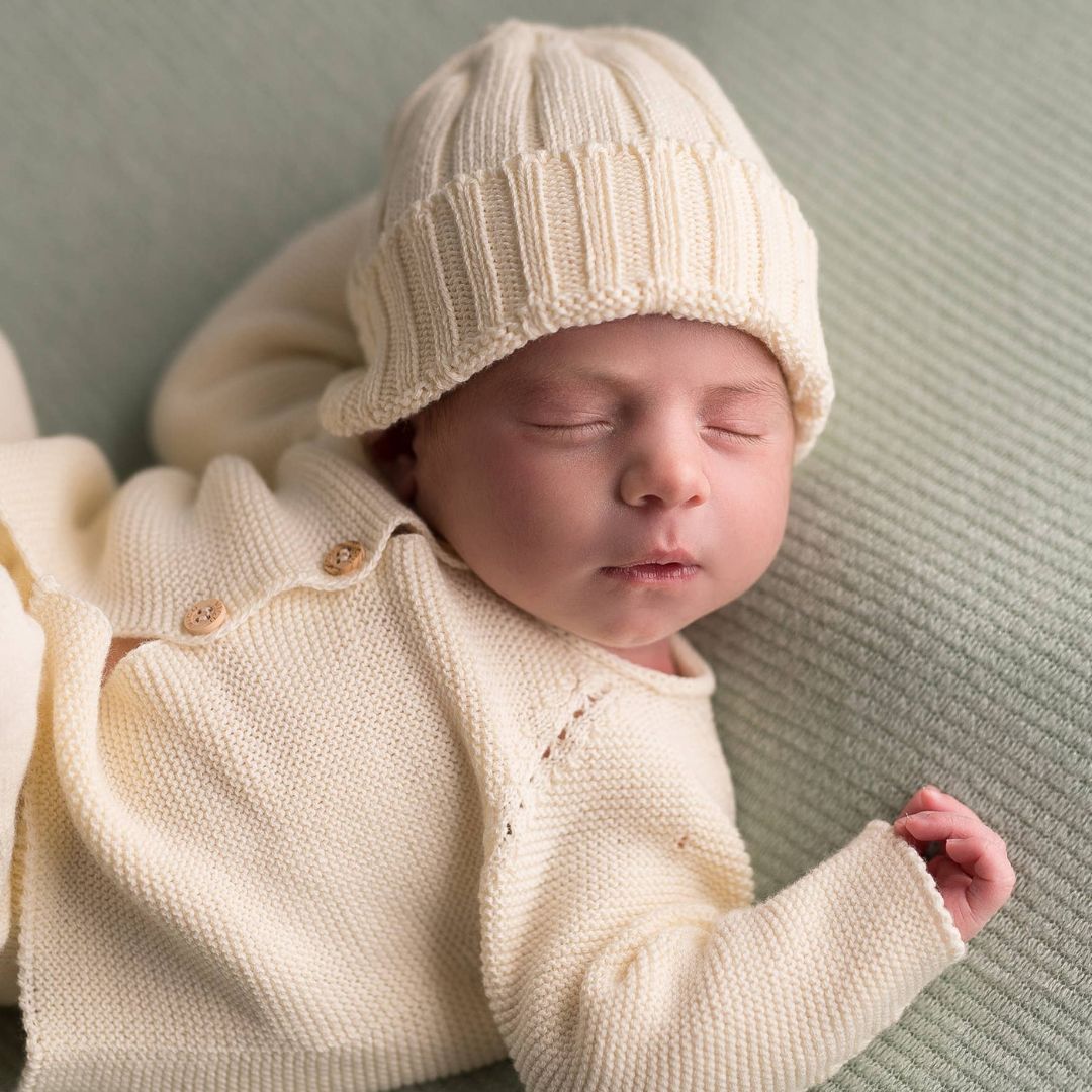 gestrickte Baby Mütze naturweiß