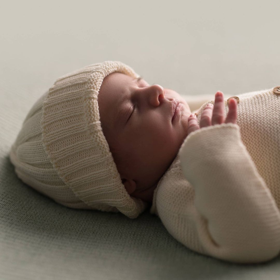 gestrickte Baby Mütze naturweiß