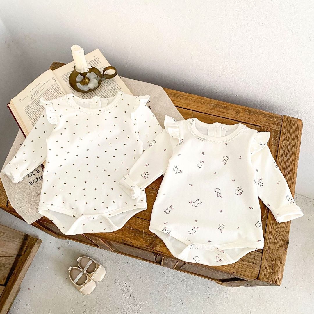 Baby Body langarm mit Herzen Allover Print