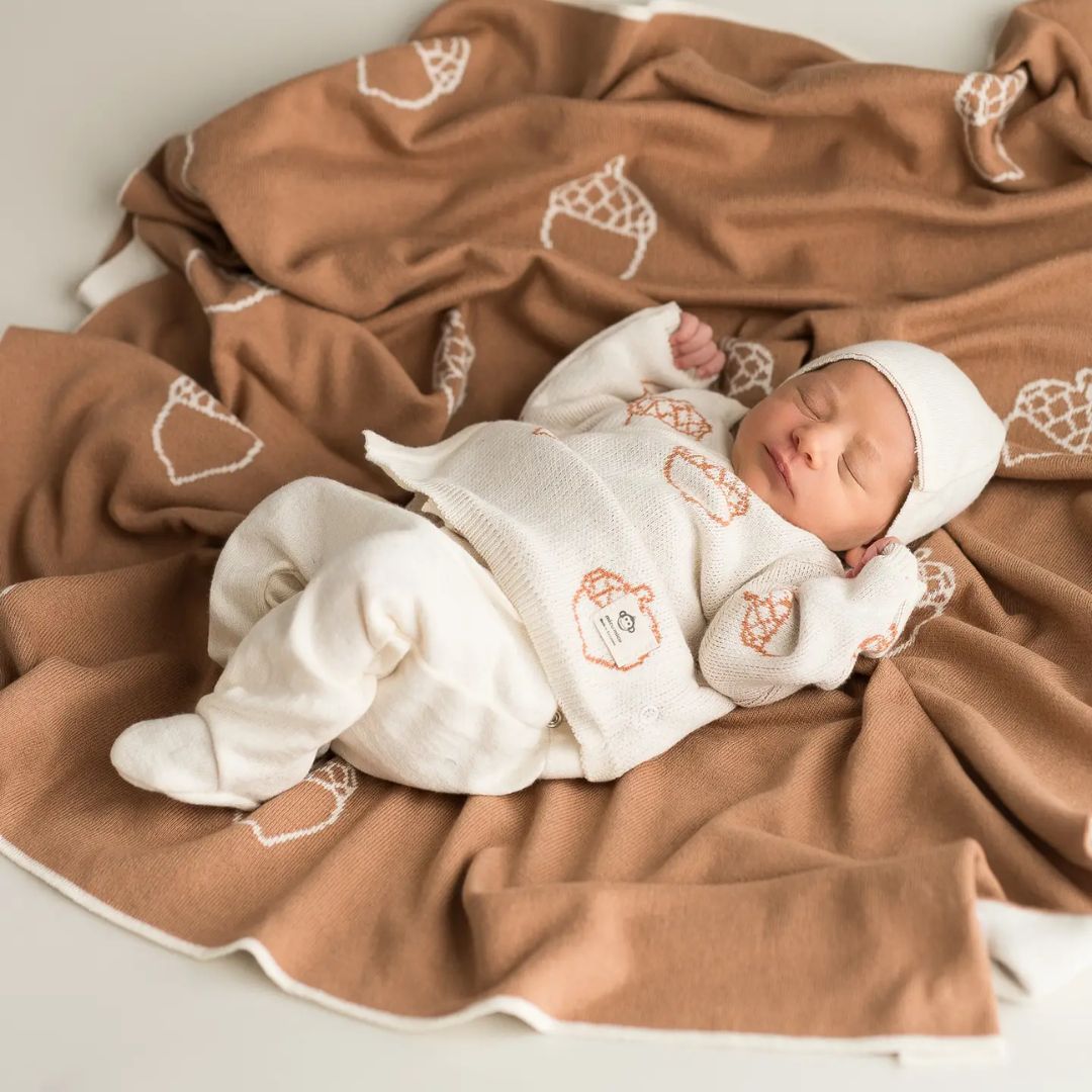 Quadratische Strick-Babydecke Eicheln ecru-braun