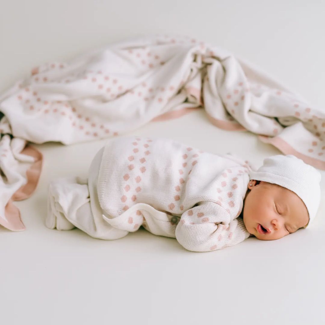 Quadratische Strick-Babydecke 'Dots' rosa