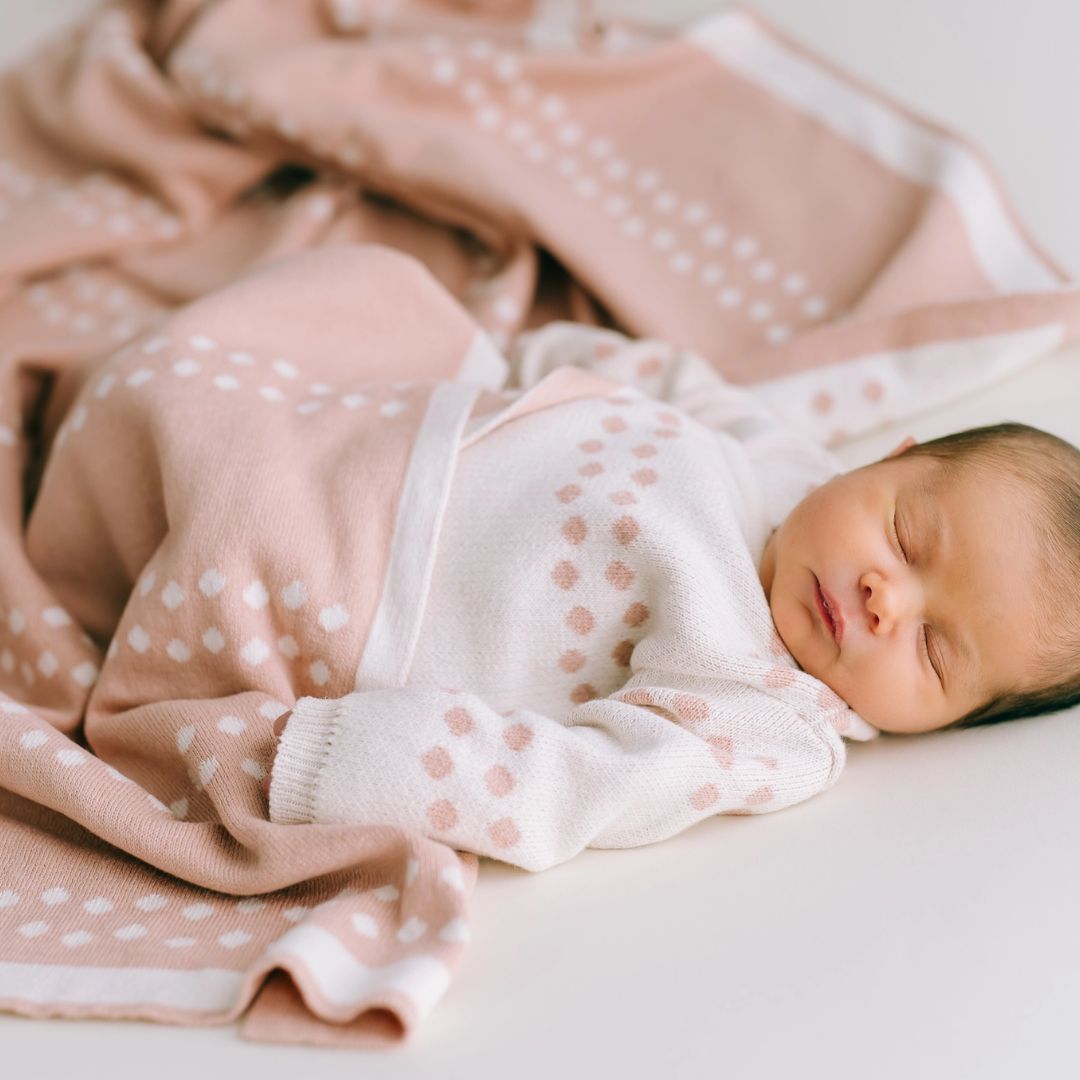 Quadratische Strick-Babydecke 'Dots' rosa