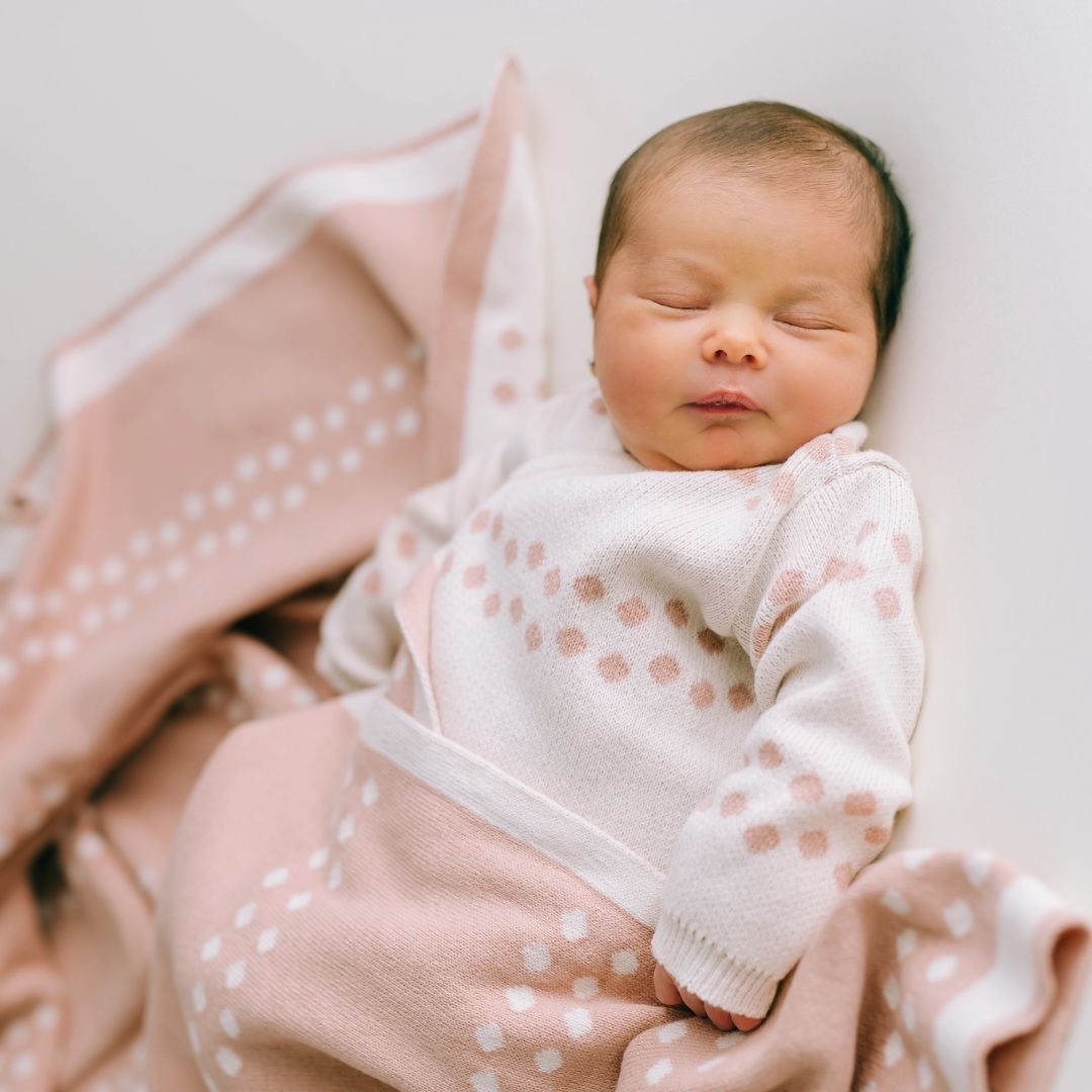 Quadratische Strick-Babydecke 'Dots' rosa