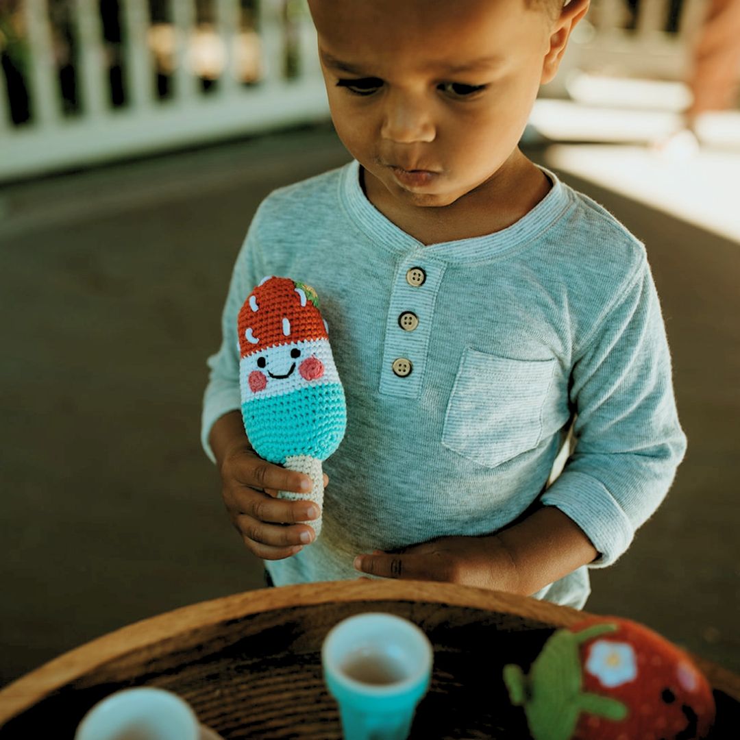 Baby Rassel 'Eis am Stiel' blau/rot/weiß