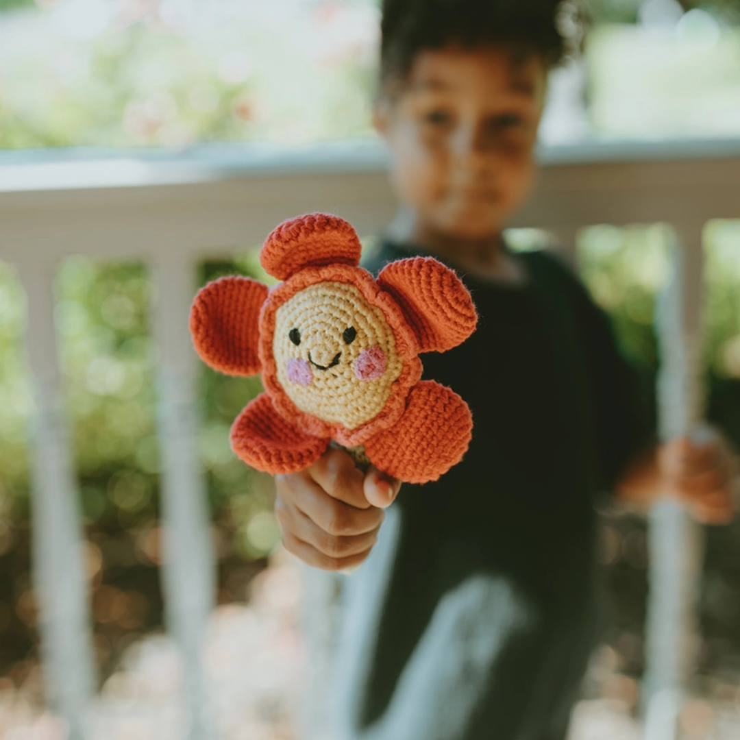 Handgemachte Baby Rassel 'Blume mit Stiel' rot