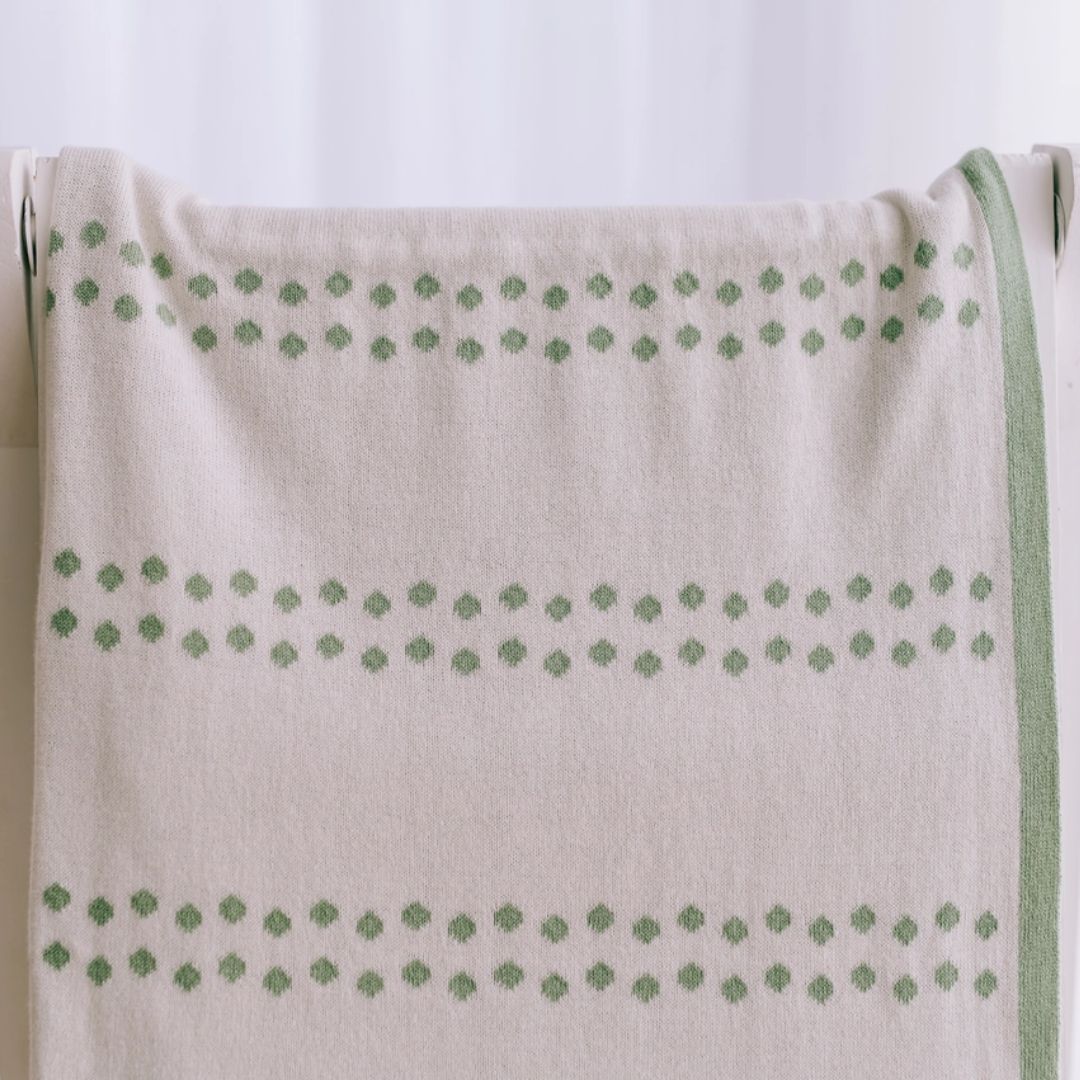 Quadratische Strick-Babydecke 'Dots' grün