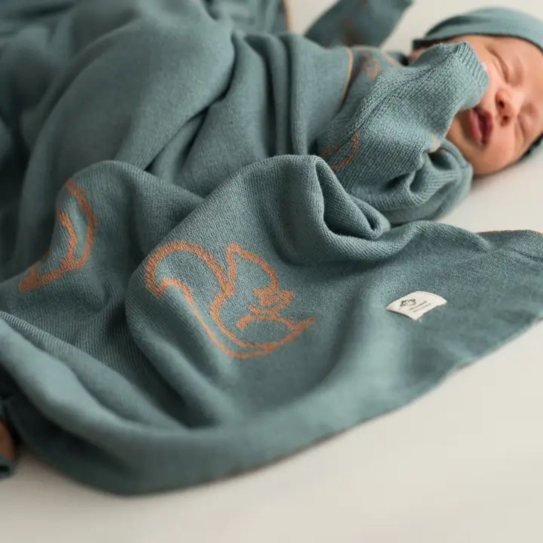 Quadratische Strick-Babydecke 'Eichhörnchen' blau