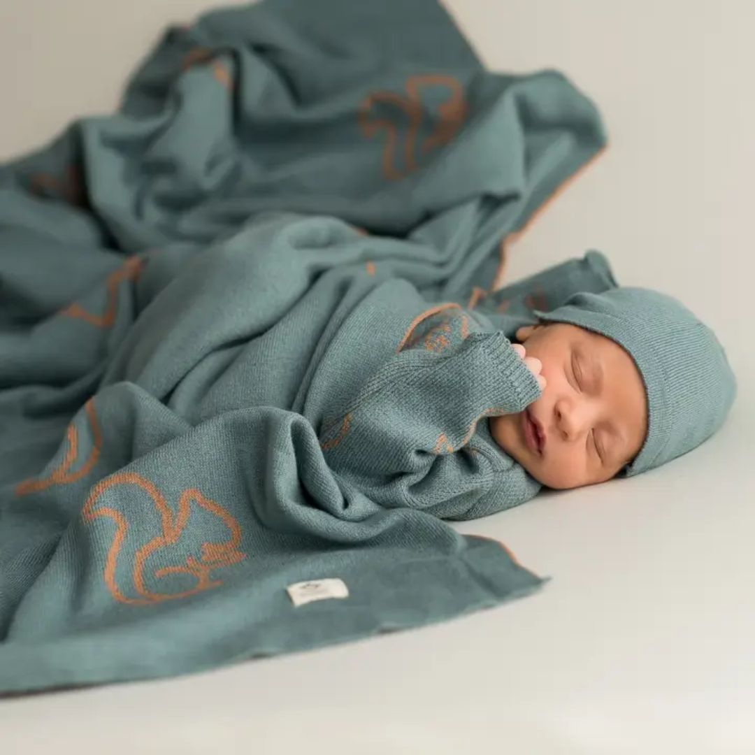 Quadratische Strick-Babydecke 'Eichhörnchen' blau