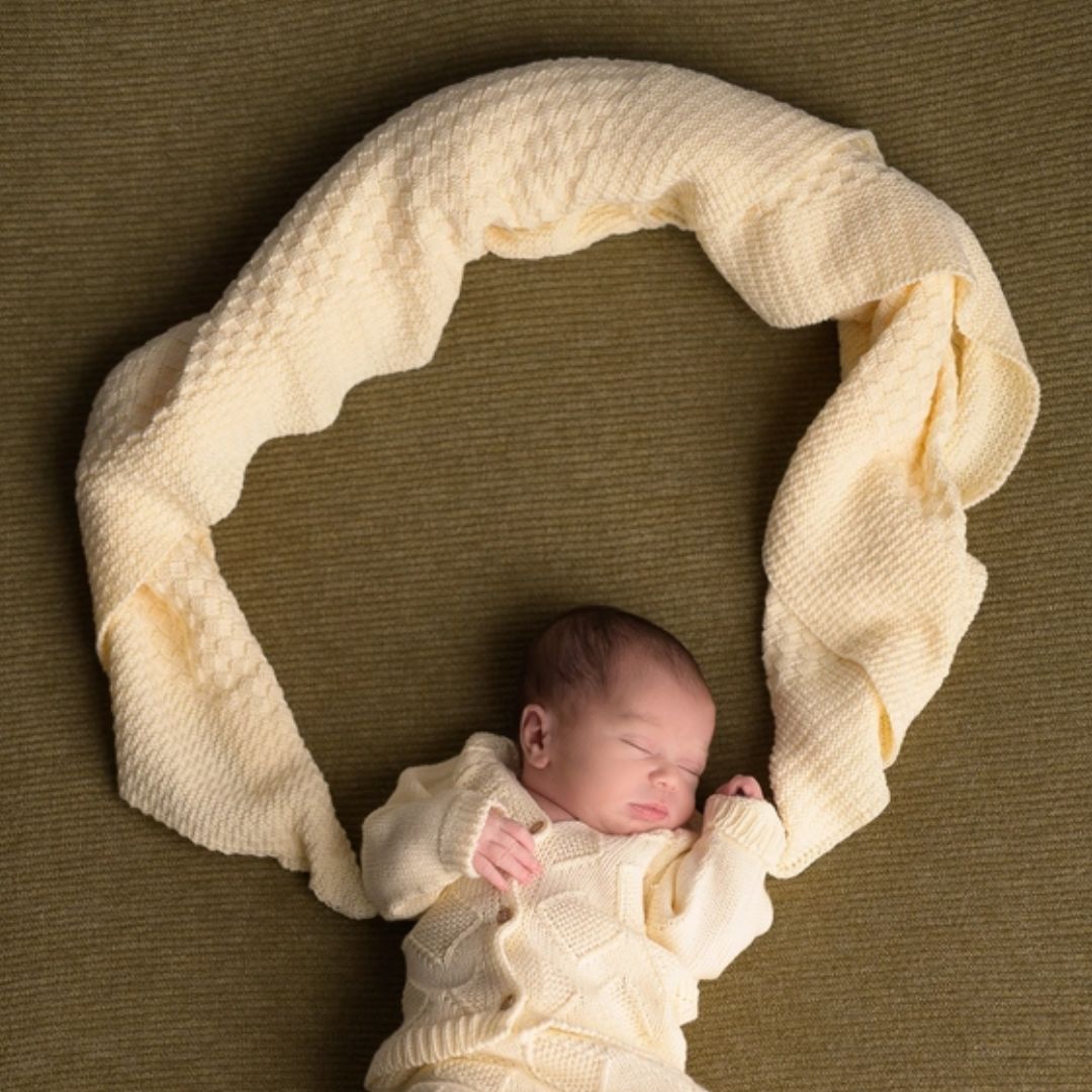 Quadratische Strick-Babydecke ecru