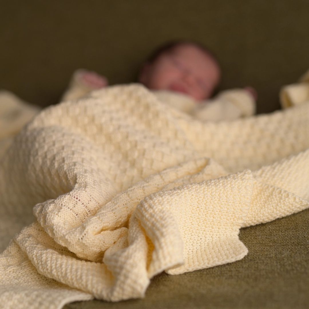 Quadratische Strick-Babydecke ecru