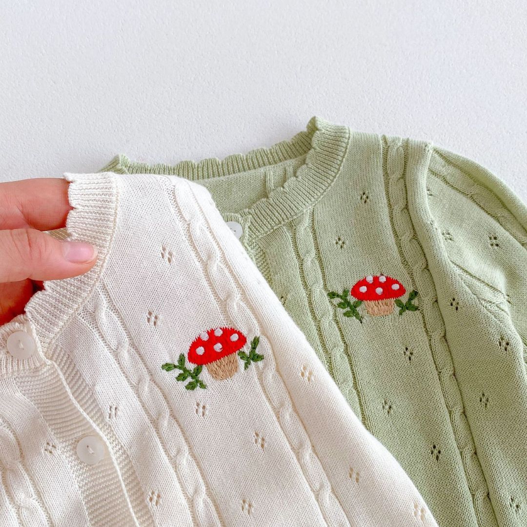 Baby Strickjacke mit Pilz Stickerei grün