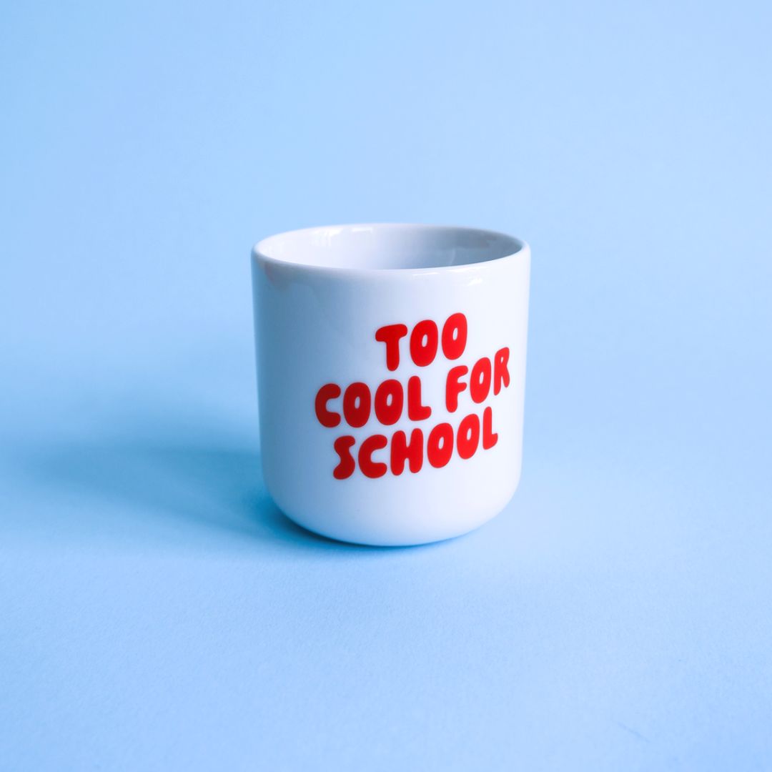 Becher 'Too cool for school ' rot