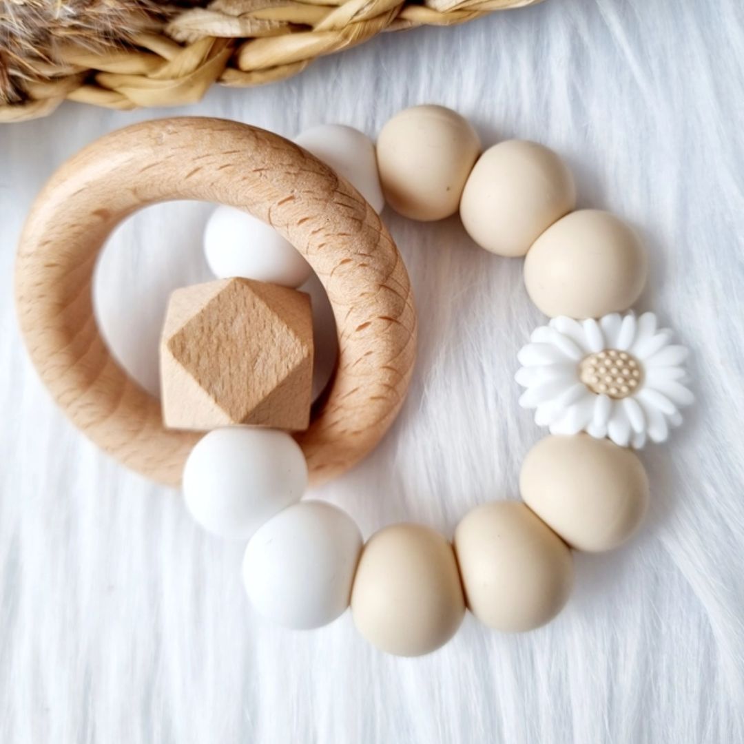 Happy Beißring 'Daisy' aus Holz mit Perlen und Blume
