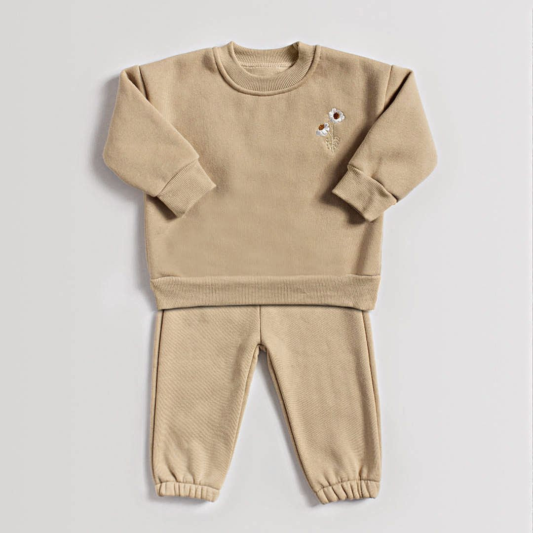 Outfit Set mit Blümchen Stickerei braun