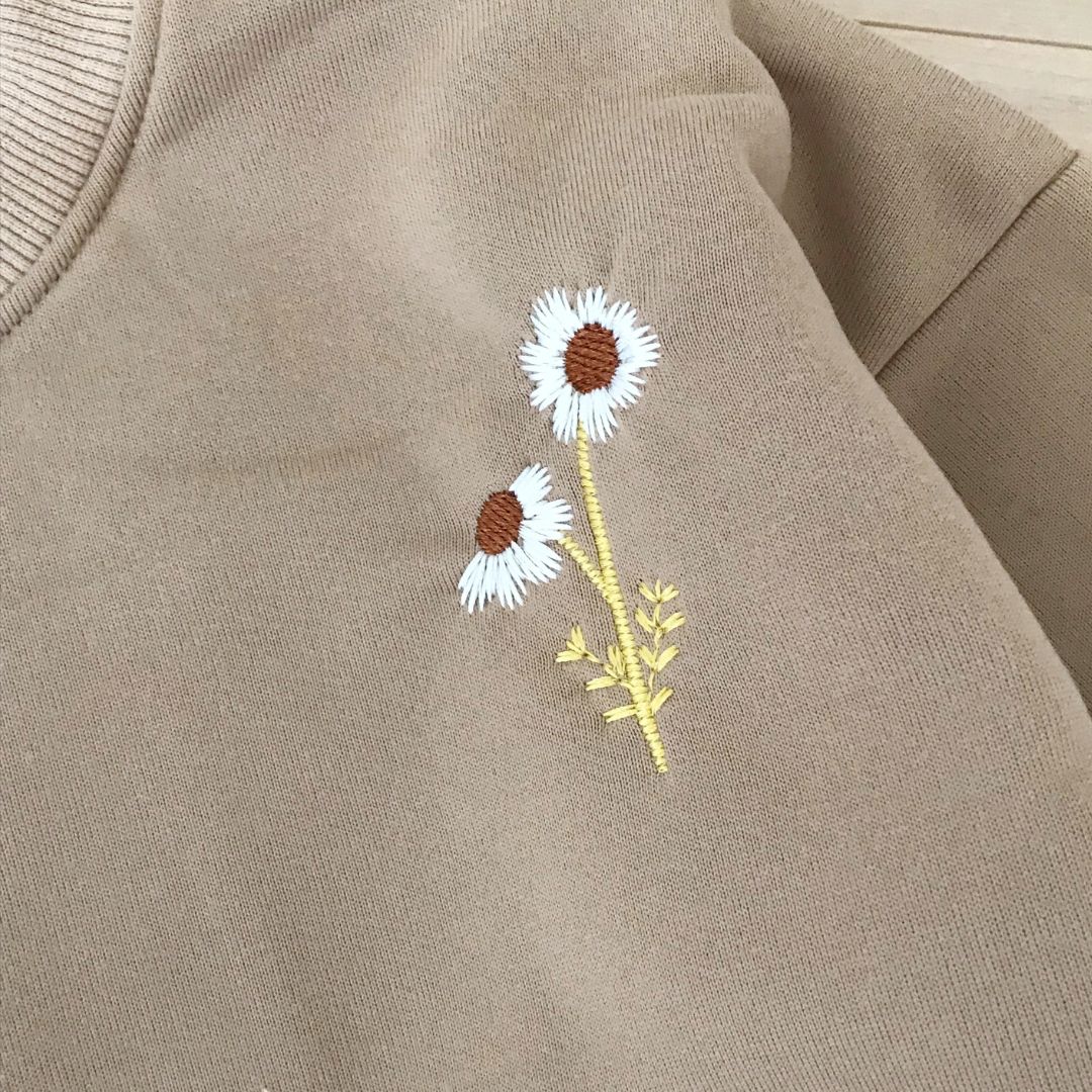 Outfit Set mit Blümchen Stickerei braun
