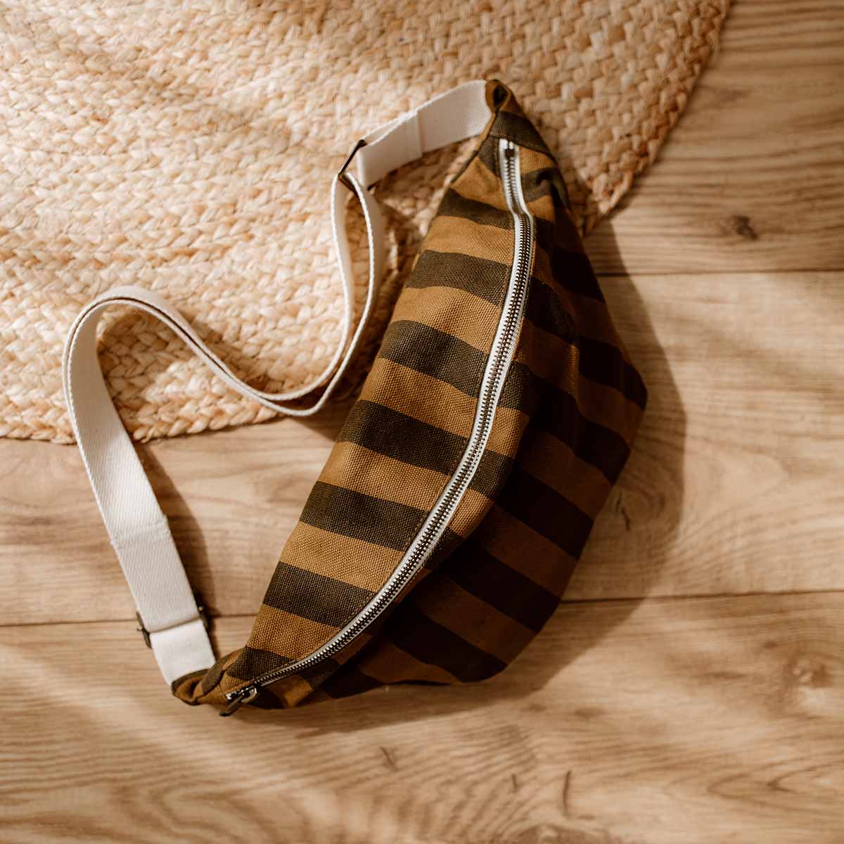 Damen Gürteltasche gestreift karamell/schwarz