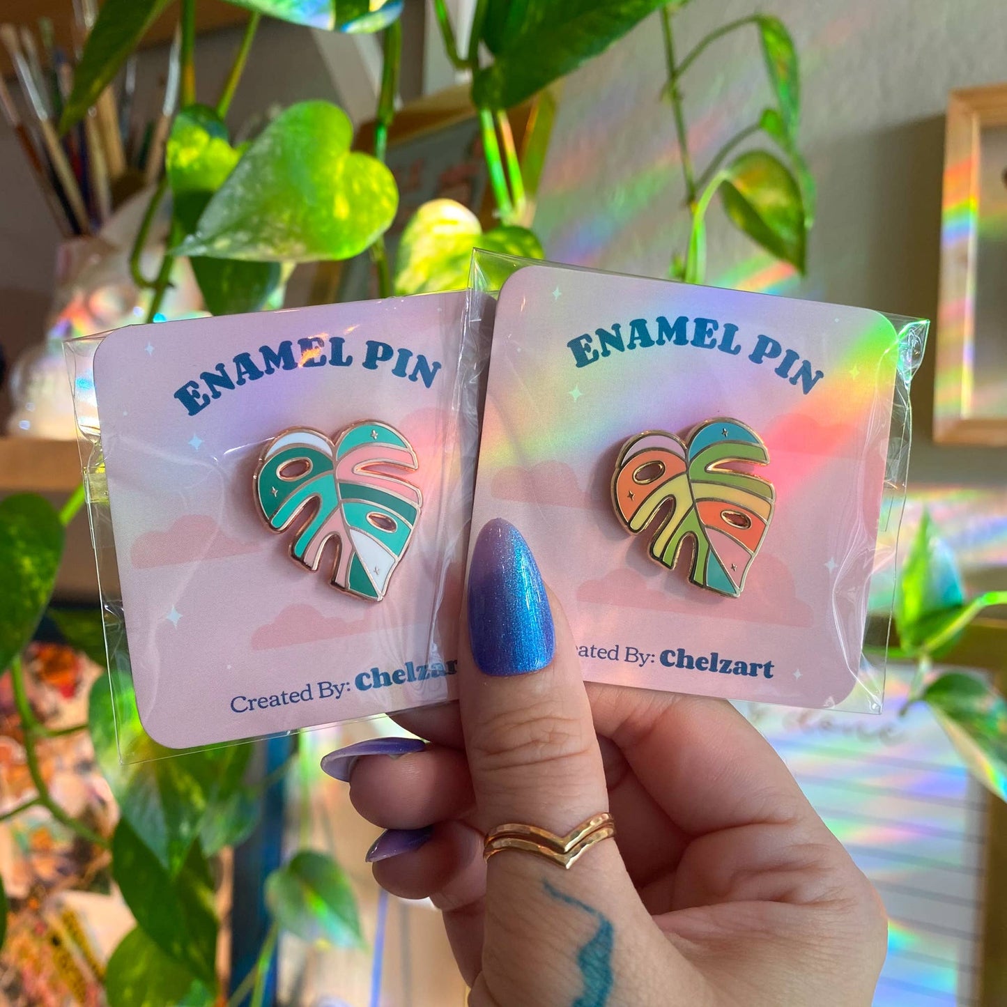 Anstecknadel mit Regenbogenmotiv Monstera