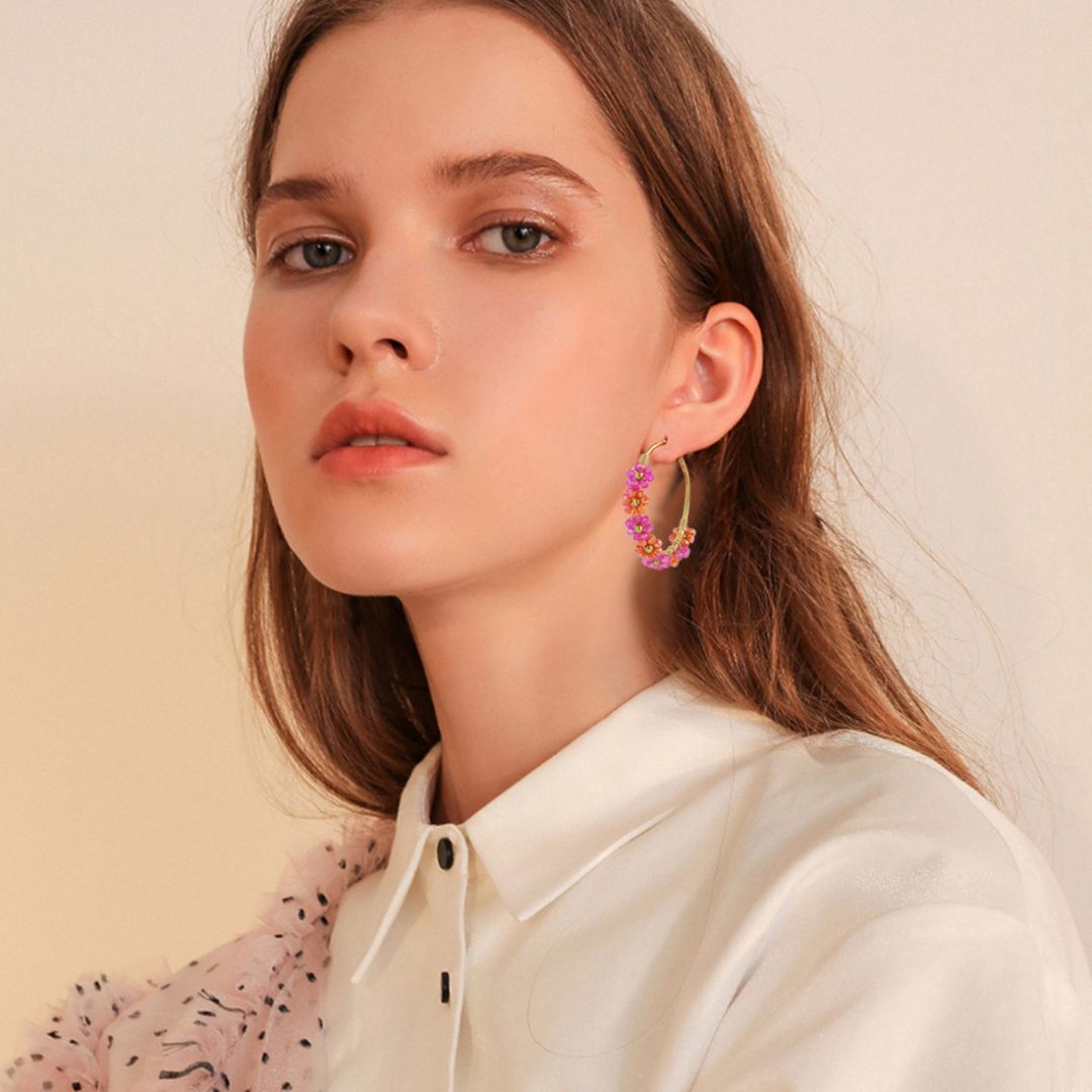 Wunderschöne Damen Creolen mit farbigen Blumen