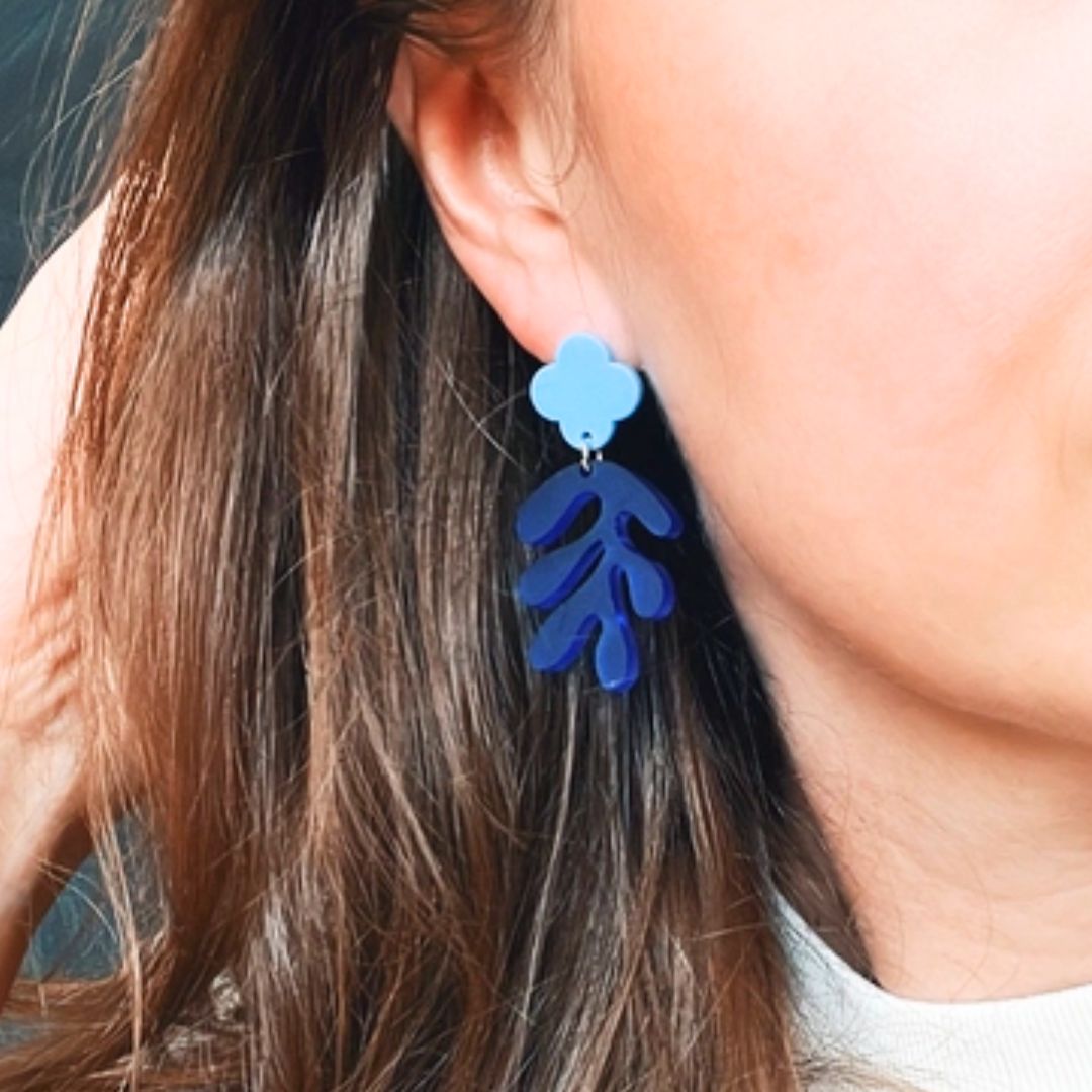Damen Ohrringe aus Acryl 'Matisse Florale Blatt' dark blue