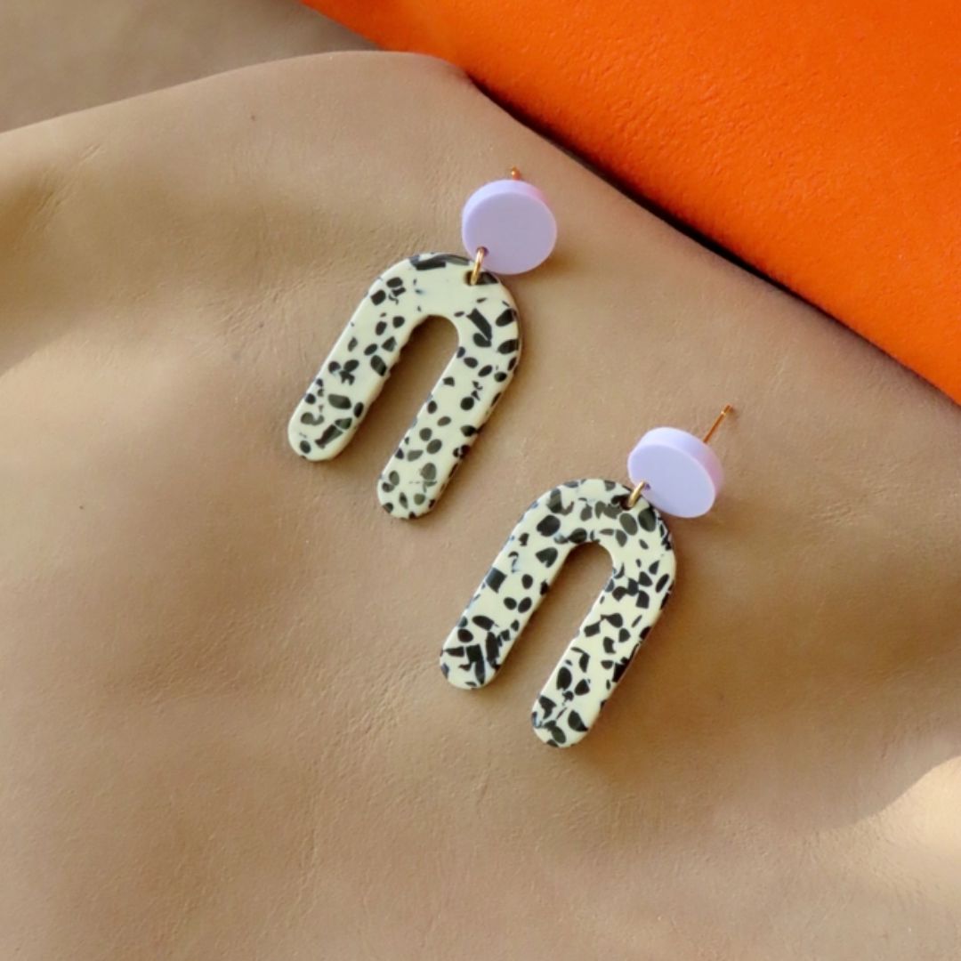 Damen Bogen Ohrringe Statement Dots greige