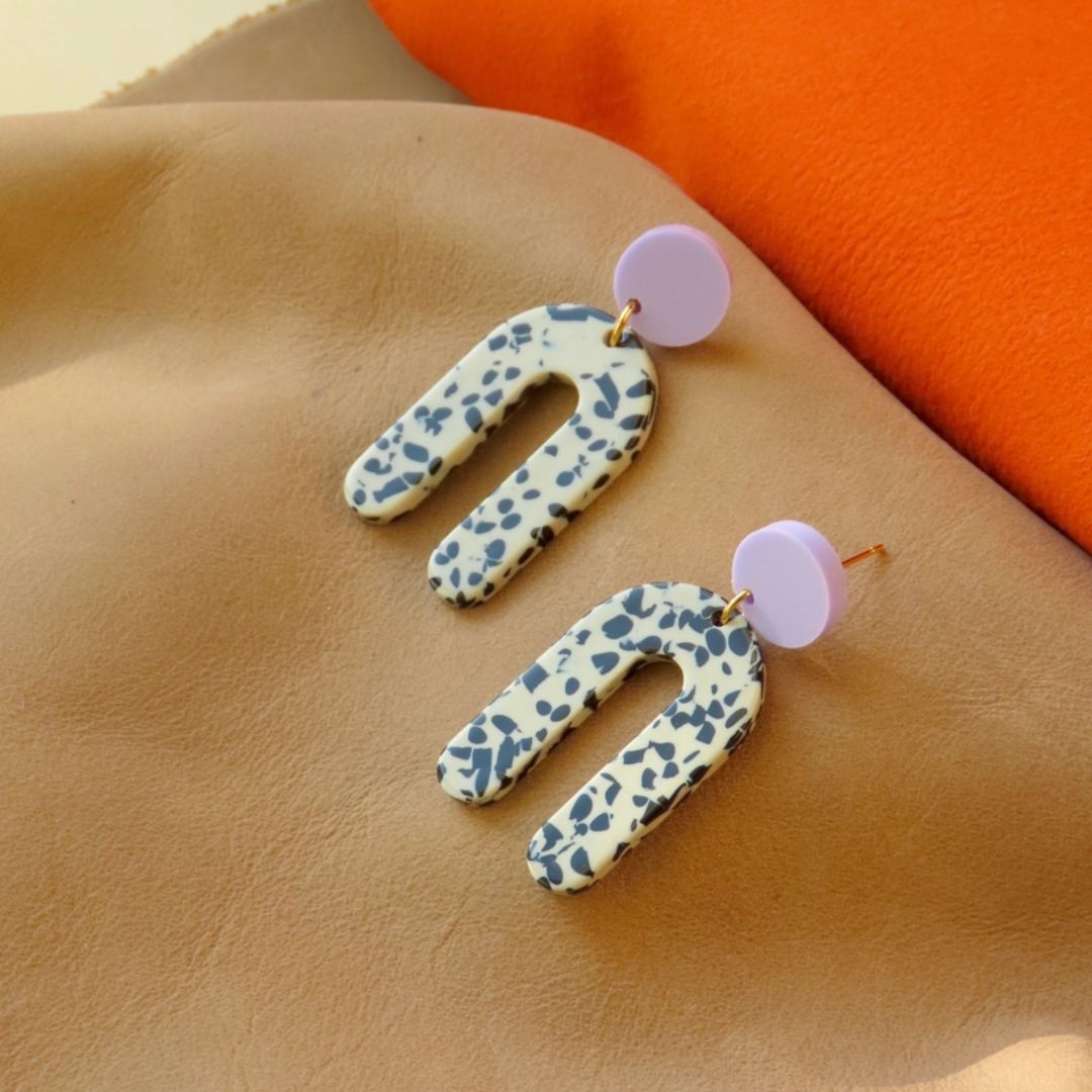 Damen Bogen Ohrringe Statement Dots greige