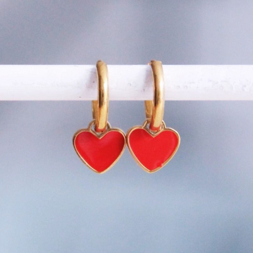 Damen Ohrringe Creolen mit roten Herzanhängern gold