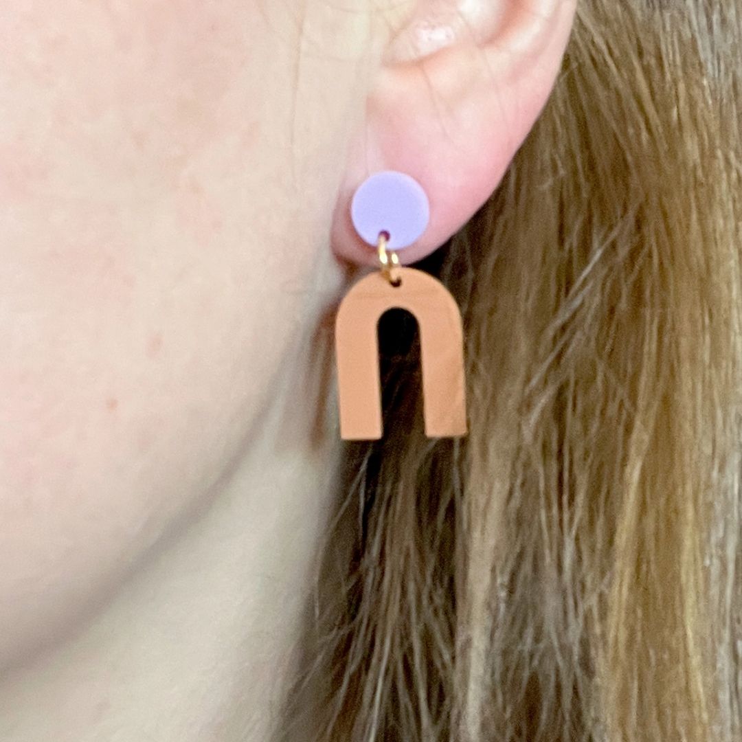 Damen Ohrringe Mini Arch Acryl Ohrringe flieder/camel