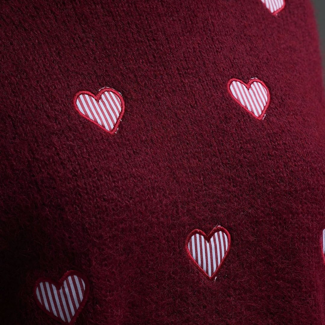 Damen Pullover burgunderrot mit gestreiften Herzen